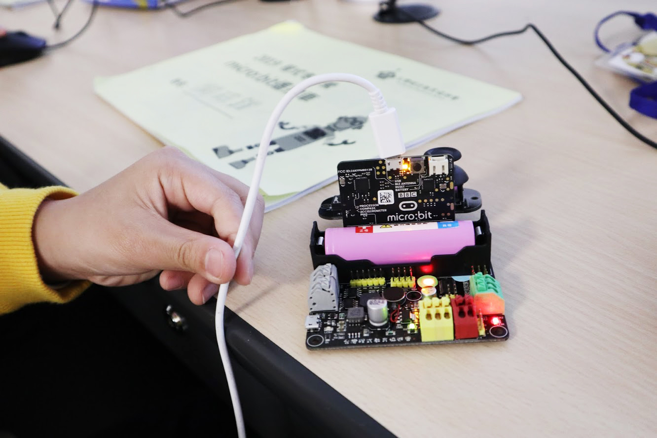 國內第一本 micro:bit 創客學習書